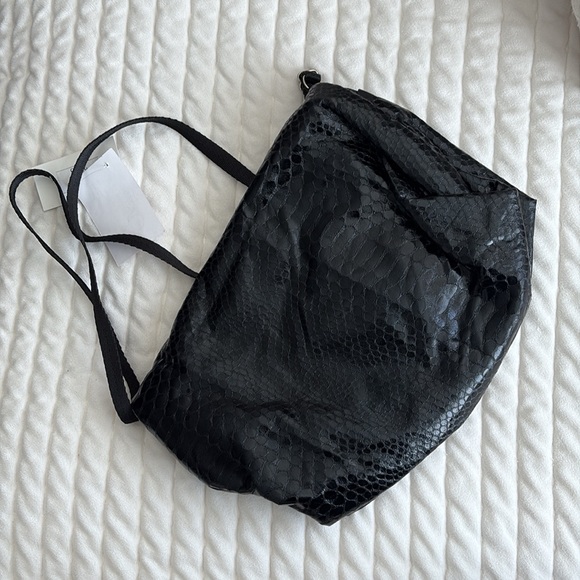 NWT Lesportsac Black Crossbody Shoulder Bag with Snakeskin Textured Fabric - Picture 4 of 9